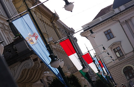 település címeres zászlók